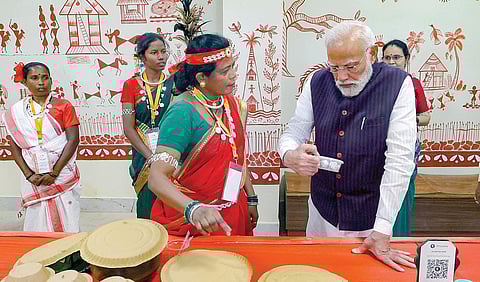 சத்தீஸ்கரின் நயா ராய்ப்பூரில் பழங்குடியின சுதந்திரப் போராட்ட வீரர்களின் டிஜிட்டல் அருங்காட்சியகத்தை பிரதமர் நரேந்திர மோடி நேற்று திறந்து வைத்தார். அப்போது பழங்குடி பெண்களின் தயாரிப்புகளை அவர் பார்வையிட்டார். படம்: பிடிஐ