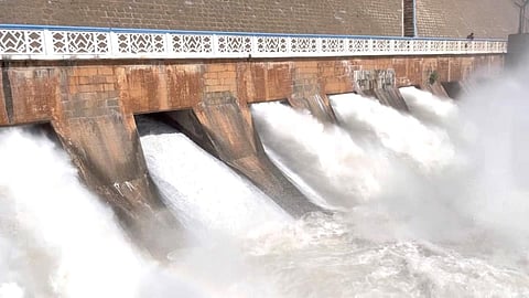 வைகை அணையில் இருந்து சிவகங்கை மாவட்டத்துக்காக திறக்கப்பட்டு சீறிப்பாய்ந்து வெளியேறும் நீர்.