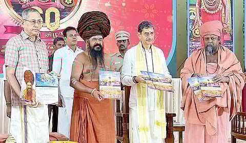 தருமபுரம் ஆதீனம் 27-வது குருமகா சந்நிதானம் கயிலை ல மாசிலாமணி தேசிக ஞானசம்பந்த பரமாச்சாரிய சுவாமிகளின் மணி விழாவையொட்டி நேற்று நடைபெற்ற மாநாட்டில் விழா மலரை ஆளுநர் ஆர்.என்.ரவி வெளியிட, தவத்திரு குன்றக்குடி பொன்னம்பல அடிகளார் உள்ளிட்டோர் பெற்றுக் கொண்டனர். | படம்: வீ.தமிழன்பன் |