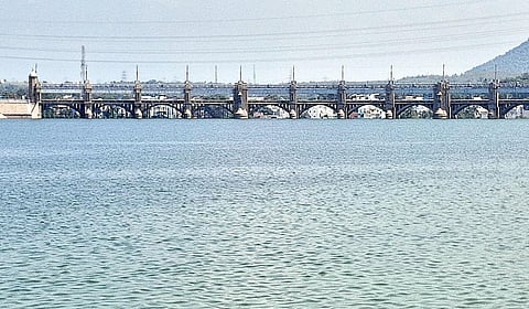 நீர்மட்டம் 119.52 அடியாக உள்ள நிலையில் கடல்போல காட்சியளிக்கும் மேட்டூர் அணை.