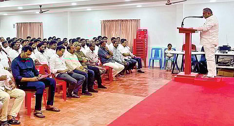 பனையூரில் நடந்த தவெக மக்கள் பாதுகாப்பு படை பயிற்சி ஆலோசனைக் கூட்டத்தில் பேசுகிறார் ஆனந்த்.