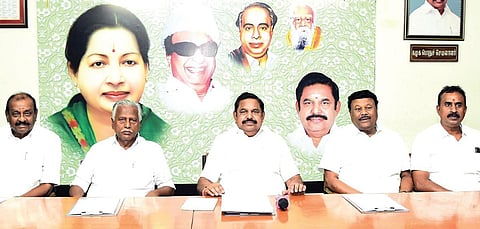 பழனிசாமி தலைமையில் நேற்று நடந்த ஆலோசனைக் கூட்டத்தில்...