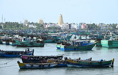 ராமேசுவரத்தில் நிறுத்திவைக்கப்பட்டுள்ள மீன்பிடிப் படகுகள்.