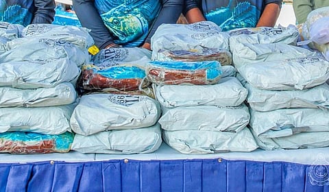 இந்தியப் பெருங்கடலில் 335 கிலோ போதைப் பொருள் பறிமுதல்; 6 பேர் கைது: இலங்கை கடற்படை விசாரணை