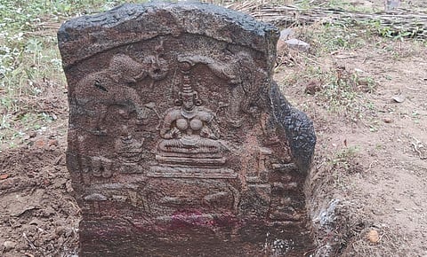 அரசம்பட்டி அருகே மஞ்சமேடு கிராமத்தில் கண்டறியப்பட்டுள்ள மூன்றாம் குலோத்துங்கனின் காலத்து வணிக கல்வெட்டு.