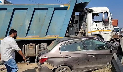 விபத்தை ஏற்படுத்திய டிப்பர் லாரி