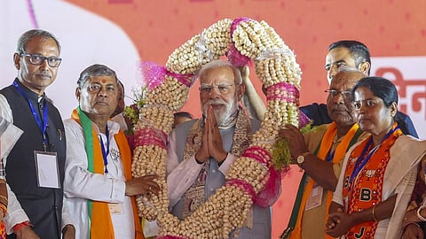 பிஹார் சட்டப்பேரவைக்கான முதல்கட்டத் தேர்தல் வரும் 6-ம் தேதி நடைபெறவுள்ளது. இந்த நிலையில் அரசியல் கட்சிகள் அனல் பறக்கும் பிரச்சாரத்தில் ஈடுபட்டுள்ளன. கதிஹாரில் என்டிஏ கூட்டணி சார்பில் நேற்று ஏற்பாடு செய்யப்பட்டிருந்த பொதுக்கூட்டத்தில் பங்கேற்க வந்த பிரதமர் நரேந்திர மோடிக்கு மாலை அணிவித்து கவுரவித்த பாஜகவினர்.படம்: பிடிஐ