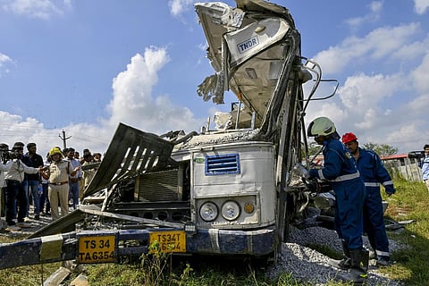 ஹைதராபாத் அருகே பயங்கர சாலை விபத்து: அரசு பேருந்து மீது டிப்பர் லாரி மோதியதில் 21 பேர் உயிரிழப்பு