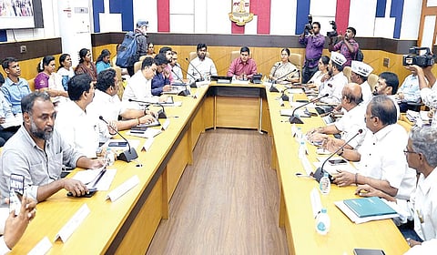 வாக்காளர் பட்டியல் சிறப்பு தீவிர திருத்தம் தொடர்பான ஆலோசனைக் கூட்டம் சென்னை மாவட்ட தேர்தல் அதிகாரி ஜெ.குமரகுருபரன் தலைமையில் ரிப்பன் மாளிகையில் நேற்று நடைபெற்றது. இதில் அங்கீகரிக்கப்பட்ட கட்சி பிரதிநிதிகள் கலந்து கொண்டனர்.