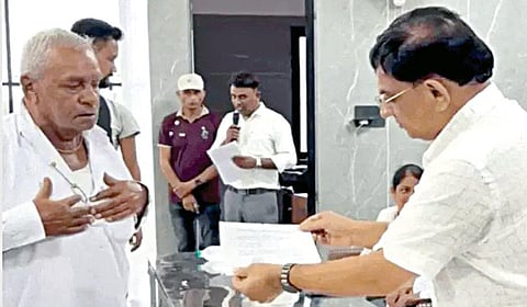 ரூ.90 லட்சம் கொடுத்து கடன் களங்கத்தில் இருந்து 290 ஏழை விவசாயிகளை மீட்ட சூரத் தொழிலதிபர்