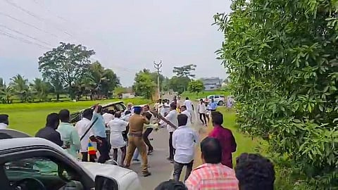 சேலம் வாழப்பாடி அருகே பாமக எம்எல்ஏ அருள் சென்ற கார் மீது தாக்குதல்: கண்ணாடி உடைப்பு