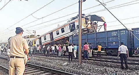 சரக்கு ரயில் மீது பயணிகள் ரயில் மோதல்: 8 பேர் உயிரிழப்பு