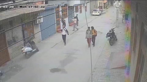 ஹரியானாவில் பயிற்சி வகுப்பு முடித்து வீடு திரும்பிய மாணவியை துப்பாக்கியால் சுட்ட இளைஞர்