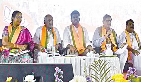 சட்டப்பேரவைத் தேர்தல் பொறுப்பாளர்களுடனான ஆலோசனைக் கூட்டம் பாஜக மாநிலத் தலைவர் நயினார் நாகேந்திரன் தலைமையில் சென்னையில் நேற்று நடைபெற்றது. உடன், தமிழகத்துக்கான தேர்தல் பொறுப்பாளர் பைஜெய்ந்த் பாண்டா, முன்னாள் தலைவர்கள் அண்ணாமலை, தமிழிசை மற்றும் ஹெச்.ராஜா, வானதி சீனிவாசன் உள்ளிட்டோர். படம்: ம.பிரபு