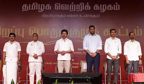 தவெக சிறப்புப் பொதுக்குழு கூட்டத்தில் விஜய் உள்ளிட்டோர்.