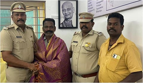 புதுச்சேரி: சாலையில் கிடந்த ரூ.2.38 லட்சத்தை போலீஸில் ஒப்படைத்த பரோட்டா மாஸ்டர்