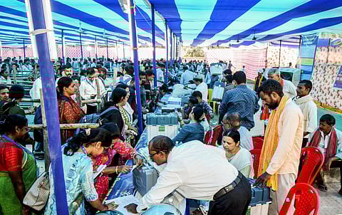 பாட்னா வாக்குச்சாவடி ஒன்றில் தேர்தல் வாக்குப்பதிவுக்கான இறுதிக்கட்டப் பணிகளில் ஈடுபடும் அதிகாரிகள்