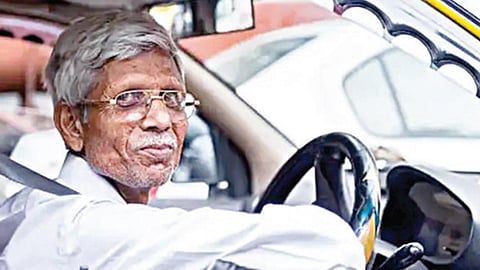 இரவில் உபேர் ஓட்டுநராக பணிபுரிந்து ஏழை மாணவிகளின் கல்விக்கு உதவும் தொழிலதிபர்