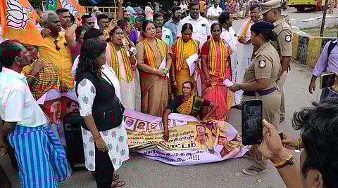 அரியலூரில் பாஜகவினர் கண்டன போராட்டம் - காவல்துறை தடுக்க முயன்றதால் வாக்குவாதம்