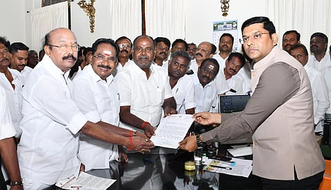 ”‘ஆப் ஆப்’னு சொல்லி ஆப்பு வைத்துவிடாதீர்கள்”- மதுரை ஆட்சியரிடம் செல்லூர் ராஜு நகைச்சுவை