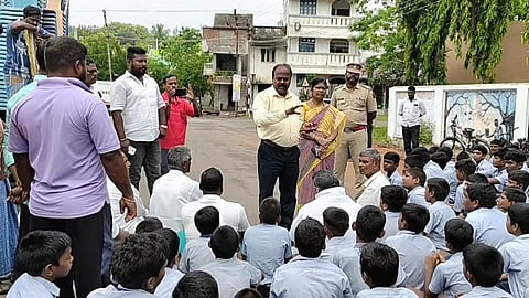 ஆசிரியர்கள் பற்றாக்குறை: புதுவையில் பெற்றோருடன் பள்ளி மாணவர்கள் சாலை மறியல்