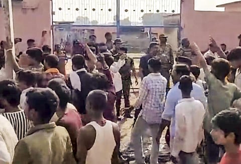 கோரியாரி கிராமத்தில் விஜய் குமார் சின்ஹாவுக்கு எதிராக கோஷங்களை எழுப்பியவர்கள்