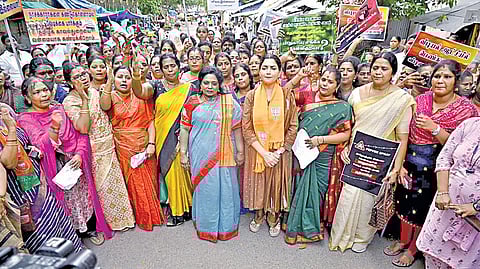 கோவையில் கல்லூரி மாணவி பாலியல் வன்கொடுமையை கண்டித்து, பாஜக மகளிர் அணி சார்பில், சென்னை மாவட்ட ஆட்சியர் அலுவலகம் அருகில் நேற்று ஆர்ப்பாட்டம் நடைபெற்றது. இதில் தமிழிசை சவுந்தரராஜன், குஷ்பு மற்றும் மகளிர் அணி நிர்வாகிகள் பங்கேற்றனர்.படம்: ம.பிரபு