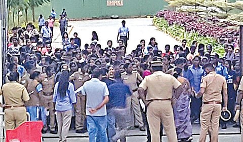 ஓசூர் அருகே கெலமங்கலத்தை அடுத்த லாளிக்கல் கிராமத்தில் உள்ள தனியார் தொழிற்சாலை விடுதியில் குளியல் அறையில் ரகசிய கேமரா பொருத்திய விவகாரத்தில் மேலும் சிலருக்கு தொடர்பு இருப்பதாகவும், அவர்கள் மீது நடவடிக்கை எடுக்கக் கோரியும் விடுதி வளாகத்தில் நேற்று போராட்டத்தில் ஈடுபட்ட பெண் தொழிலாளர்கள்.