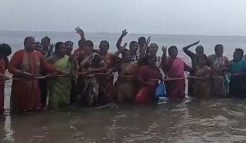 கடலில் இறங்கி போராடிய தூய்மைப் பணியாளர்கள் 80 பேர் மீது வழக்கு