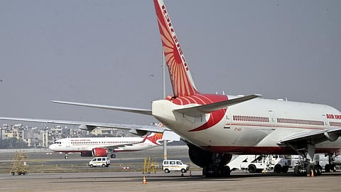 டெல்லியில் 700 விமான சேவைகள் பாதிப்பு