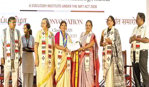 படைப்புகளில் தனித்துவம் மிளிர வேண்டும்: மாணவர்களுக்கு கைத்தறி துறை செயலர் அறிவுறுத்தல்