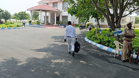 சிபிஐயிடம் ஒப்படைக்க வீடியோக்கள், ஆவணங்களுடன் செல்லும் தவெக வழக்கறிஞர் அரசு