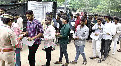 தமிழக காவல் துறையில் இரண்டாம் நிலை காவலர் பணி: 3,665 காலியிடங்களுக்கு போட்டித் தேர்வு