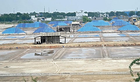 தூத்துக்குடி பகுதியில் மழையில் இருந்து உப்பை பாதுகாக்கும் வகையில், உப்பு குவியல்களை பிளாஸ்டிக் ஷீட் போட்டு மூடி வைத்துள்ள உப்பள உரிமையாளர்கள். | படம்: என்.ராஜேஷ் |