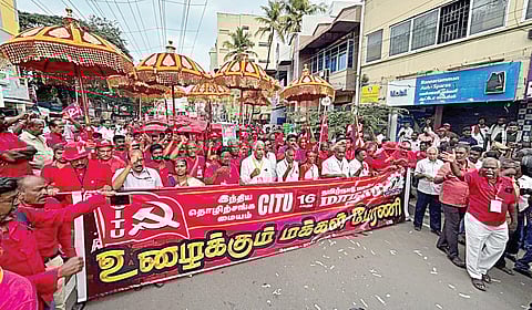 சிஐடியு தொழிற்சங்க மாநில மாநாட்டு நிறைவையொட்டி கோயம்புத்தூரில் நேற்று நடைபெற்ற பேரணியில் பங்கேற்றோர்.