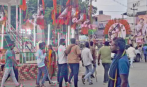 கட்சிக் கொடியுடன் பாஜக பொதுக்கூட்டத்துக்கு வந்த அதிமுக தொண்டர்கள்.