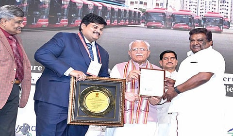 நாட்டிலேயே சிறந்த பொதுப் போக்குவரத்து அமைப்பைக் கொண்ட நகரத்துக்கான ‘நகர்ப்புற போக்குவரத்து திறன்’ விருதை சென்னை மாநகர் போக்குவரத்துக் கழகம் பெற்றுள்ளது. ஹரியானா மாநிலம் குருகிராமில் நேற்று நடைபெற்ற மாநாட்டில் மத்திய நகர்ப்புற விவகாரங்கள் துறை அமைச்சர் மனோகர்லால் கட்டாரிடம் இருந்து விருதை பெறுகிறார் தமிழக போக்குவரத்து துறை அமைச்சர் சிவசங்கர்.