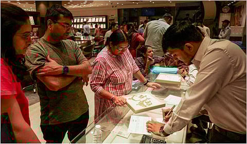 தங்கம் விலை பவுனுக்கு ரூ.880 உயர்வு: வாரத்தின் முதல் நாளே அதிரடி!