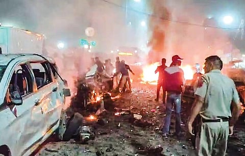 டெல்லி செங்கோட்டை அருகே நேற்று மாலை சிக்னலில் நின்றிருந்த கார் வெடித்துச் சிதறியது. இதில் அருகே இருந்த ஏராளமான கார்கள் தீயில் எரிந்தன. அங்கு மீட்புப் பணியில் ஈடுபட்டுள்ள போலீஸார், தீயணைப்பு படையினர்.படம்: பிடிஐ