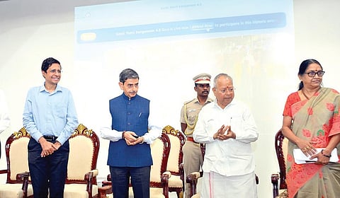 சென்னை ஐஐடி வளாகத்தில் `காசி தமிழ் சங்கமம் 4.0' குறித்த விளக்க நிகழ்ச்சியை ஆளுநர் ஆர்.என்.ரவி நேற்று தொடங்கி வைத்தார். இதில் சென்னை ஐஐடி இயக்குநர் காமகோடி, மத்திய செம்மொழி தமிழாய்வு நிறுவன துணைத் தலைவர் சுதா சேஷையன், நிறுவன இயக்குநர் சந்திரசேகரன், தொழிலதிபர் நல்லி குப்புசாமி உள்ளிட்டோர் பங்கேற்றனர்.