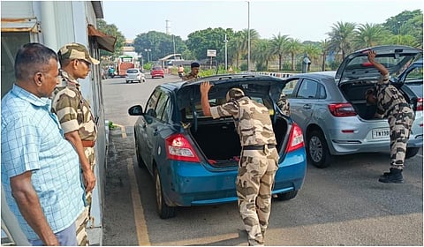 படவிளக்கம்: கல்பாக்கம் அணுமின் நிலையம், ஆராய்ச்சி மைய வளாகத்தின் நுழைவு வாயில் பகுதியில் தீவிர வாகன சோதனையில் ஈடுபட்ட மத்திய தொழிலக பாதுகாப்பு படை வீரர்கள்.