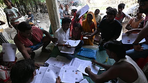 எஸ்ஐஆர்-க்கு எதிரான வழக்கு: தேர்தல் ஆணையம் 2 வாரங்களில் பதிலளிக்க உச்ச நீதிமன்றம் உத்தரவு