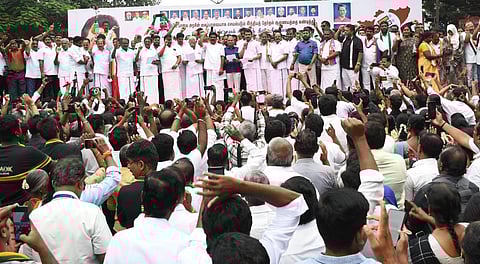 கோவை சிவானந்தாகாலனியில் நடந்த ஆர்ப்பாட்டத்தில் கலந்து கொண்டு பேசிய முன்னாள் அமைச்சர் செந்தில் பாலாஜி. | படம்:ஜெ.மனோகரன்.