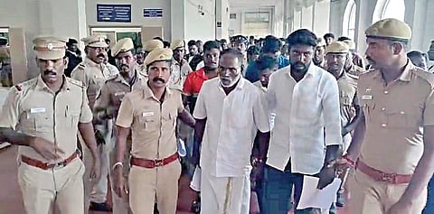 கடலூர் மாவட்டம் கீழ்அருங்குணம் ஊராட்சித் தலைவர் கொலை வழக்கில் ஆயுள் தண்டனை பெற்ற 10 பேரையும், கடலூர் மத்திய சிறைக்கு போலீஸார் அழைத்துச் சென்றனர்.