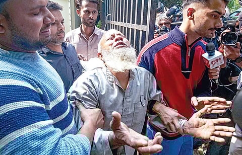 டெல்லி கார் குண்டுவெடிப்பில் 22 வயதான நுமன் உயிரிழந்தார். டெல்லி எல்என்ஜேபி மருத்துவமனையில் அவரது உடலை பெற்றுக் கொள்ள வந்தபோது நேற்று அவரது தந்தை, உறவினர்கள் துக்கம் தாளாமல் கதறி அழுதனர். படம்: பிடிஐ