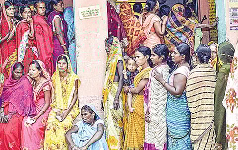 பிஹாரில் 122 தொகுதிகளில் நேற்று இரண்டாம் மற்றும்இறுதி கட்ட வாக்குப்பதிவு நடைபெற்றது. ஜெகனாபாத் நகரில் வாக்களிப்பதற்காக, அங்குள்ள வாக்குச் சாவடியில் மக்கள் வரிசையில் காத்திருந்தனர்.படம்: பிடிஐ