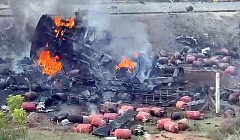 அரியலூரை அடுத்த வாரணவாசி விநாயகர் கோயில் அருகே நேற்று விபத்துக்குள்ளாகி எரியும் சிலிண்டர் லாரி.