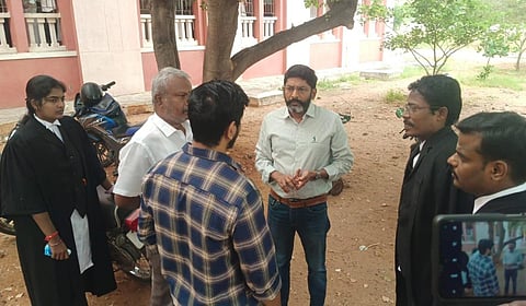 ஆன்லைன் மோசடி வழக்கு: கரூர் ஜேஎம் 1ல் குற்றப்பத்திரிகை நகல் பெற்ற சவுக்கு சங்கர்