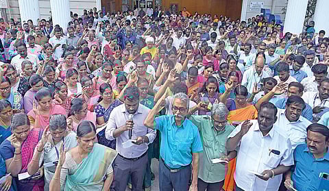 தமிழ்நாடு தலைமைச் செயலக சங்கம் சார்பில், பழைய ஓய்வூதிய திட்டத்தை அமல்படுத்தக் வலியுறுத்தி, கோரிக்கை முழக்க கூட்டம் மதிய இடைவேளையில் தலைமைச் செயலக வளாகத்தில் நேற்று நடத்தினர். இதில் சிலர் தேர்தல் வாக்குறுதிகளை நிறைவேற்றக்கோரி எதிர் கோஷமிட்டனர். | படம்: ம.பிரபு |