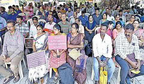 ஏயுடி, மூட்டா அமைப்புகள் சார்பில், அரசு உதவி பெறும் கல்லூரி ஆசிரியர்களின் கோரிக்கைகளை நிறைவேற்றக்கோரி தொடர் காத்திருப்பு போராட்டம், சென்னை சைதாப்பேட்டையில் உள்ள கல்லூரி கல்வி ஆணையர் அலுவலக வளாகத்தில் நேற்று நடைபெற்றது.படம்: எஸ்.சத்தியசீலன்